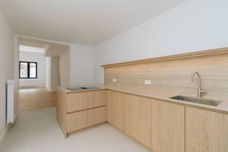 <p>In een rustige straat op het Antwerpse Zuid, op een boogscheut van het bruisende stadsleven, bevindt zich deze <strong>volledig gerenoveerde en instapklare woning</strong>. Een ideale ligging voor wie comfortabel wil wonen met alle voorzieningen van de stad in de directe omgeving, vlotte bereikbaarheid met zowel de wagen als het openbaar vervoer en met verschillende leuke adresjes om de hoek.</p><p><br /></p><p>De woning kom je binnen via een inkomhal, die je meteen naar de lichtrijke en open leefruimte brengt. Achteraan bevindt zicht een <strong>moderne kwalitatieve keuken</strong>, voorzien van alle nodige toestellen. Leuke touch zijn de <strong>bijkeuken of wasplaats</strong> én een apart toilet, die discreet verborgen zijn achter maatwerkkasten waardoor het strakke karakter van de keuken behouden blijft. </p><p><br /></p><p>Verder beschikt het pand over een mooie badkamer voorzien van veel natuurlijke lichtinval, met een ligbad en inloopdouche. Ook hier werd een extra wasplaats voorzien. Met maar liefst <strong>vier volwaardige slaapkamers</strong> biedt deze woning plaats aan een gezin, voor thuiswerk of extra hobbyruimtes.</p><p><br /></p><p>Achteraan ligt een mooi <strong>overdekt terras en een gezellige stadskoer </strong>- perfect om even tot rust te komen. Extra troeven zijn de <strong>ruime kelder</strong> en de <strong>zolder</strong>, die beiden heel wat bijkomende opslagruimte bieden.</p><p><br /></p><p><strong>Troeven<span>﻿</span></strong></p><ul><li>Conforme elektriciteit</li><li>Volledige renovatie</li><li>Centrale ligging in Antwerpen</li></ul><p><br /></p><p><br /></p><p><br /></p>