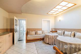 <p><span>Werbrouckstraat 36 - Anvers (2020)</span></p><p><span> </span></p><p><span>Maison spacieuse (272 m²) avec garage et espace extérieur orienté sud (25 m²) à Anvers (2020).</span></p><p><span>Cette propriété polyvalente est idéalement située à la frontière de Wilrijk et Hoboken, les deux centres de village étant accessibles à pied. Grâce à la proximité du bus, du tram, du train et du système de vélo-partage, vous bénéficiez d'une excellente accessibilité. En voiture, vous pouvez également vous rendre rapidement sur les routes de liaison environnantes.</span></p><p><span>Avec une surface habitable de pas moins de 272 m², cette propriété offre un espace et une flexibilité exceptionnels. Avec six chambres à coucher spacieuses, deux salles de bains et deux cuisines, c'est la maison idéale pour les grandes familles, la cohabitation ou la combinaison de l'habitat et du travail. Le garage intérieur (25 m²) et l'espace extérieur (25 m²) orienté au sud et nécessitant peu d'entretien complètent le tableau.</span></p><p><span>Vous entrez dans la maison par le grand hall d'entrée et l'escalier, avec l'accès au garage intérieur sur la gauche. A l'arrière, au rez-de-chaussée, se trouvent un coin salon, une cuisine supplémentaire, une salle d'eau et une grande cuisine à vivre. Il y a également des toilettes séparées pour les invités.</span></p><p><span>Au premier étage en mezzanine se trouve une deuxième cuisine habitable (20 m²) avec un équipement de base et des toilettes séparées. Les premier, deuxième et troisième étages ont une disposition similaire, avec une chambre spacieuse de 20 m² à l'avant et une deuxième chambre de 15 m² à l'arrière.</span></p><p><span>La deuxième mezzanine offre une autre chambre de 12 m², suivie de la deuxième salle de bains (8 m²), équipée d'une douche à l'italienne, d'un double lavabo et de toilettes.</span></p><p><span>Vous êtes à la recherche d'une maison exceptionnellement spacieuse avec de nombreuses possibilités pour une famille ou une colocation ? Ne manquez pas cette opportunité ! Surface habitable 272 m² – ref : surface brute de plancher. Pour plus d'informations ou une évaluation gratuite, visitez </span><span><span>www.hansimmo.be</span></span></p><p><span> </span></p>