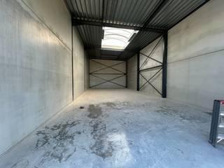 Deze kwalitatieve nieuwbouwunit (Unit 18) is gelegen in de Sarosstraat te Berlare en heeft een oppervlakte van 125,5 m².<br />De unit is geschikt voor diverse toepassingen zoals opslag, magazijn, productie en groothandel.<br /><br />De bedrijfsunit beschikt over een volledige vrije overspanning en is opgebouwd met duurzame materialen zoals een steeldeck dakconstructie, geïsoleerde buitenwanden en betonnen scheidingswanden. Verder is de unit uitgerust met een onderhoudsvriendelijke polierbetonvloer, een lichtstraat met RWA-koepel en een ruime sectionaalpoort van 4 meter breed en 4,5 meter hoog. Daarnaast is er ook een aparte inkomdeur met raampartij voorzien.<br /><br />Op technisch vlak is de unit volledig uitgerust met onder andere drijfkracht 40A, stadswater, internetaansluiting en aansluiting op een regenwater- en septische put. Ledverlichting en enkele stopcontacten worden standaard voorzien. Sanitair is eveneens mogelijk.<br /><br />Extra troeven:
<ul>
<li>2 privatieve parkeerplaatsen inbegrepen</li>
<li>extra parkingzone met laadpalen aanwezig op de site</li>
<li>algemene brandcentrale aanwezig</li>
<li>vlot bereikbaar</li>
<li>Algemene kosten: €40/maand</li>
<li>Beschikbaar vanaf 1 september 2026</li>
</ul>
Ideale bedrijfsunit voor ondernemers die op zoek zijn naar een moderne en functionele ruimte op een strategische locatie.
