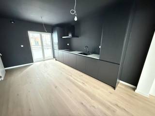 Schitterend gerenoveerd gelijkvloersappartement met terras op centrale ligging in de Koningin der badsteden en op wandelafstand van het strand en...