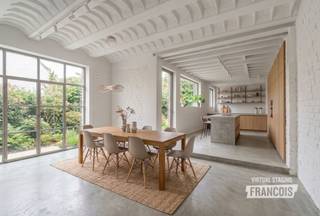 In het landelijke en groene Heurne, een charmante deelgemeente van Oudenaarde, bevindt zich deze karaktervolle woning boordevol mogelijkheden. De woning werd reeds gestript en vormt de ideale basis voor wie op zoek is naar een renovatieproject dat volledig naar eigen smaak en woonwensen kan worden ingericht.<br /><br />Ter ondersteuning zijn meerdere AI beelden gemaakt.<br /><br />Via de ruime inkomhal, met toiletten en veel opbergmogelijkheid, betreedt u de woning. Aansluitend bevindt zich de royale woonkamer, die naadloos overgaat in de eetplaats en de keuken. Dankzij de ruime volumes en de logische indeling biedt het gelijkvloers tal van mogelijkheden om een hedendaagse, open leefomgeving te creëren.<br /><br />Op de eerste verdieping bevinden zich drie volwaardige slaapkamers, een badkamer en een zolderverdieping. Ook hier biedt de woning heel wat potentieel om de ruimtes volledig opnieuw in te richten en af te werken volgens uw eigen stijl.<br /><br />Buiten geniet u van een groot terras met aansluitend een ruime, groene tuin waar u in alle rust kunt ontspannen. <br /><br />Deze woning is de perfecte opportuniteit voor investeerders of gezinnen die dromen van een woning die ze volledig naar hun eigen wensen kunnen vormgeven, op een rustige ligging midden in het groen.<br /><br />Interesse in deze woning in Heurne? Vraag vandaag nog uw bezoek aan via Immo Francois.<br /><br />Denk je eraan om je woning in Oudenaarde of omgeving te verkopen? Neem vrijblijvend contact op met Ruben van Immo Francois in Oudenaarde voor een gratis schatting via ruben@immofrancois.be.<br /><br />