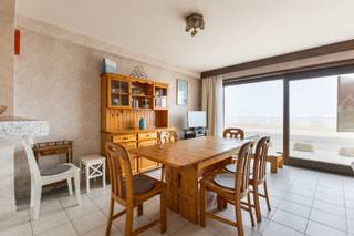 <p>Te koop: appartement op de Zeedijk in Sint-Idesbald, met prachtig zeezicht en een ruim zongericht terras.</p>
<p> </p>
<p>Dit appartement ligt op een toplocatie in Sint-Idesbald, recht tegenover het strand en de duinen.<br />De ligging op de Zeedijk biedt een uniek uitzicht op zee en een levendige omgeving met winkels, restaurants en wandelpaden binnen handbereik. Met twee ruime slaapkamers en een groot terras op het zuiden is dit de ideale plek voor wie wil genieten van de kust in alle comfort. Het pand combineert een praktische indeling met een uitzonderlijke ligging.</p>
<p> </p>
<p>Belangrijkste ruimtes:<br />• Living met veel lichtinval en directe toegang tot het terras<br />• Keuken met functionele indeling<br />• Twee ruime slaapkamers<br />• Badkamer met ligbad en wastafel<br />• Inkomhal met vestiaire<br />• Ruim zongericht terras</p>
<p> </p>
<p>Troeven:<br />• Zeedijk Sint-Idesbald – unieke ligging aan zee<br />• Twee ruime slaapkamers – ideaal voor gezin of gasten<br />• Ruim zongericht terras – genieten van zon</p>
<p> </p>
<p>Neem vandaag nog contact op met je ERA-makelaar voor een bezoek.<br />058 51 92 95 of op simon@eraservimo.be</p>
<p> </p>
<p>JOUW DROOMAPPARTEMENT. ZO GEVONDEN!</p>