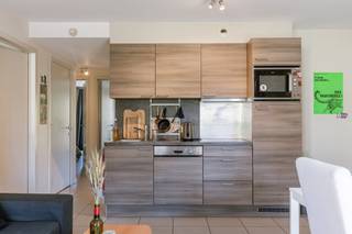 Gelegen in de Willem de Beersteeg 7 bevindt zich dit lichtrijke appartement met een unieke ligging aan het water, in het hart van Gent.<br /><br />EPC: A<br />MOBISCORE: 9,5<br /><br />Perfect voor ouders met studerende kinderen! <br /><br />De Willem de Beersteeg is een rustige steeg in de binnenstad, vlakbij de wijk Patershol / Oud centrum, de straat loopt dood op de Leie, met aan het einde een klein parkje en waterzicht.<br />Op wandelafstand van oa, Gravensteen / Patershol , Vrijdagmarkt, Sint-Baafsplein en met een vlotte aansluiting naar stadsring R40, E17 en E40.<br /><br /><br />Indeling en troeven:<br />Aangename, open leefruimte met veel natuurlijke lichtinval<br />Moderne keuken geïntegreerd in de living<br />3 ruime en lichtrijke slaapkamers met elk een eigen lavabo<br />Gezellig terras, ideaal om te genieten van de buitenlucht<br />Praktische fietsenstalling aanwezig<br /><br />Dit appartement is vergund en geschikt voor verhuur of co-housing en eigen bewoning. <br /><br />Interesse? Neem gerust contact op voor meer informatie of een bezichtiging via eva@vicusvastgoed.be of 0475.69.38.22