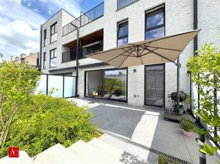 <p>Energiezuinig BEN-appartement met terras, garage en zonnepanelen in Velle (Temse)</p><p>In het rustige en aangename Velle (Temse) bevindt zich dit recente en instapklare gelijkvloerse BEN-appartement uit 2020. Dankzij de moderne afwerking, het hoge wooncomfort en de uitzonderlijke energiezuinigheid is dit een ideale woonst voor wie zorgeloos en duurzaam wil wonen.</p><p>Het appartement verwelkomt u met een lichtrijke leefruimte en een open indeling die zorgt voor een ruimtelijk gevoel. De moderne keuken sluit mooi aan op de leefruimte en biedt alle comfort voor dagelijks gebruik. Grote raampartijen zorgen voor veel natuurlijke lichtinval en een vlotte verbinding met het gezellige terras.</p><p>Buiten geniet u van een aangenaam terras met zonneluifel en een verzorgde groenstrook, ideaal om in alle rust te ontspannen.</p><p>Verder beschikt het appartement over twee volwaardige slaapkamers, een stijlvolle badkamer en een praktische indeling die perfect aansluit bij hedendaags wooncomfort.</p><p>Een absolute troef is de uitstekende energieprestatie: dit BEN-appartement behaalt een uitzonderlijk EPC van slechts 9 kWh/m². De vloerverwarming met een geothermische warmtepomp, gecombineerd met 6 private zonnepanelen op de garage, zorgt voor een uiterst energiezuinige en comfortabele woonervaring.</p><p>Kortom: een energiezuinig, modern en instapklaar appartement op een rustige locatie, ideaal voor eigen bewoning of als interessante investering.</p><p>Interesse? Contacteer ons vandaag nog voor een bezoek ter plaatse.</p>