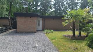 Vakantiewoning met 2 slaapkamers en ruime tuin op vakantiedomein Sonnevijver te Rekem! <br />Heidestraat 101/A38, 3620 Lanaken<br />EPC-label C<br />€ 163.000<br />Instapklare gelijkvloerse vakantiewoning met tuin op het recreatiepark Sonnevijver in Rekem.<br />Gelegen op een rustige, bosrijke locatie vlak naast het Nationaal Park Hoge Kempen, met prachtige wandel- en fietsroutes door de natuur. Bovendien kan je in het Park Sonnevijver genieten van een privémeer met exclusief strand, alleen toegankelijk voor de bewoners van deze woningen, ideaal voor te zwemmen, SUPpen en vissen. Het vakantiedorp ligt op een steenworp van Maastricht.<br /><br />De woning is volledig gerenoveerd. En door de nieuwe aanbouw is er plaats gecreëerd voor een inkomhal, een aparte berging en een zeer grote badkamer met douche, 2 lavabo’s en een ingebouwd groot bad. De woning beschikt over twee slaapkamers waarvan één ingericht met praktische inloopdressing. De moderne keuken is voorzien van vaatwasser, inductiekookplaat met dampkap, Amerikaanse inbouwkoelkast met diepvriezer en een combi-oven. <br /><br />De woning is voorzien van een warmtepomp, een pelletkachel en er is een energiezuinig, ultramodern infraroodpaneel tegen het plafond van de living geplaatst wat een unieke warmte ervaring biedt.<br />Een aparte buitenberging en tuinhuis biedt extra opslagruimte. Ook parkeren kan op eigen perceel. <br /><br />Pluspunten<br />Extra ruimte door nieuwe aanbouw<br />Warmtepomp en pelletkachel<br />Infrarood paneel<br />Zeer grote badkamer met alle modern comfort<br />Amerikaanse inbouwfrigo met diepvriezer<br />2 bergruimten + tuinhuis<br /><br /><br />Bijzonderheden<br />Erfpachtvergoeding van 2026 € 3331,84<br />Beheersvergoeding van 2026 € 721,35<br />Er is geen domicilie mogelijk<br /><br />Algemene informatie<br />Adres: Heidestraat 101/A38, 3620 Lanaken<br />Aantal slaapkamers 2<br />Aantal badkamers 1<br />Aantal toiletten 1<br />Bewoonbare 84 m² <br />Grondoppervlakte 403 m²<br />Verwarming: warmtepomp, pelletkachel, infraroodpaneel<br />Soort dak: plat dak vernieuwd met bitumineuze dakbedekking