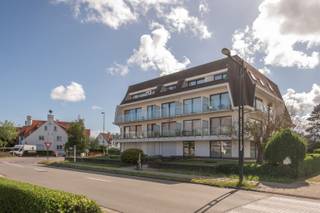 Res. Sint Andrews. <br />Op een absolute toplocatie in Knokke, op de hoek van de prestigieuze Zoutelaan en de Elizabetlaan, bevindt zich dit lichtrijke dakappartement met 2 slaapkamers. Gelegen op wandelafstand van het Albertplein, de Zeedijk, exclusieve boetieks, restaurants en alle voorzieningen die Knokke te bieden heeft.<br /><br />Het appartement beschikt over een aangename leefruimte met veel natuurlijke lichtinval, een keuken, twee volwaardige slaapkamers en twee douchekamers, wat zorgt voor optimaal comfort voor zowel vaste bewoning als tweede verblijf.<br />Dankzij de ligging op de bovenste verdieping geniet u van extra rust en privacy. Het appartement biedt bovendien een uitstekende basis om volledig naar eigen smaak en wensen te moderniseren.<br />Extra troeven:
<ul>
<li>Topligging op de hoek van de Zoutelaan en Elizabetlaan</li>
<li>Op wandelafstand van Albertplein en Zeedijk</li>
<li>Dakappartement met veel lichtinval</li>
<li>2 slaapkamers</li>
<li>2 douchekamers</li>
<li>Private kelderberging inbegrepen</li>
<li>Mogelijkheid tot aankoop van een autostaanplaats in het gebouw</li>
<li>Interessant renovatie- en investeringspotentieel</li>
</ul>
Een unieke opportuniteit voor wie op zoek is naar een appartement op een van de meest gegeerde locaties van Knokke, met alle troeven om er een prachtige woon- of vakantieverblijf van te maken. Contacteer ons vandaag voor meer informatie of een bezoek ter plaatse.<br /><br />Ref. A720