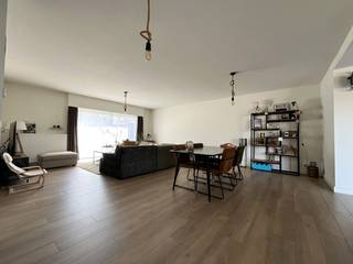 Instapklare halfopen woning met fraaie voor- en achtertuin op een unieke locatie te Brasschaat nabij Mishagen-Ploegsebaan. Indeling: inkomhal met gastentoilet, technische ruimte en aparte wasplaats. Een woon- en eetkamer 45m² met trap naar verdieping en veel lichtinval door de grote raampartijen. Een aparte woonkeuken voorzien van hedendaags comfort met toegang tot het overdekt terras. Tevens is er een multifunctionele ruimte anex bureel of 3e slaapkamer 19m² voorzien van een wastafel. De eerste verdieping omvat een nachthal, 2 slaapkamers (15m² en 17m²) op laminaat, een doorloopkamer met ingebouwde kastenwand. Een badkamer ingericht met ligbad, aparte douche, wandmeubel met lavabo en 2e toilet. Bijzonderheden: oprijlaan met poort, carport, buitenberging en achtertuin.