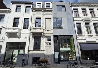 Lichtrijk en energiezuinig 2-slaapkamerappartement met terrassen in Antwerpen-Berchem<br /><br />Ontdek dit prachtig gerenoveerde en energiezuinige appartement gelegen in het hart van Oud-Berchem. Het appartement werd in 2020 volledig vernieuwd en afgewerkt volgens hedendaags comfort. Winkels, scholen, supermarkten en openbaar vervoer bevinden zich op wandelafstand. Ook het station Antwerpen-Berchem ligt op slechts 500 meter en dankzij de nabijgelegen invalswegen is er een uitstekende bereikbaarheid.<br /><br />GA NAAR WWW.DEBOERENPARTNERS.BE OM RECHTSTREEKS UW ONLINE AFSPRAAK IN TE PLANNEN<br /><br />Indeling:<br />Inkomhal, apart toilet met wastafel, ruime en lichtrijke leefruimte met aansluitend een volledig geïnstalleerde open keuken voorzien van inductiekookplaat, ingebouwde koelkast en diepvries, oven, microgolfoven en vaatwasser. Verder beschikt het appartement over een praktische berging met aansluiting voor wasmachine en droogkast.<br /><br />Het appartement telt twee slaapkamers, waarvan 1 voorzien van akoestische en verduisterende binnenluiken. De strak afgewerkte badkamer beschikt over een dubbele wastafel en een ruime inloopdouche.<br /><br />Daarnaast zijn er twee aangename terrassen, afgewerkt met plantenbakken en met een open en groen uitzicht.<br /><br />Bijzonderheden: <br />Volledig gerenoveerd in 2020<br />BEN-appartement<br />Vloerverwarming<br />Driedubbele beglazing<br />Zonneschermen<br />6 zonnepanelen<br />Twee terrassen<br />Gemeenschappelijke fietsenberging<br />Algemene kosten: €70 per maand voor onderhoud en gebruik van de gemeenschappelijke delen<br />Beschikbaar vanaf 01/12