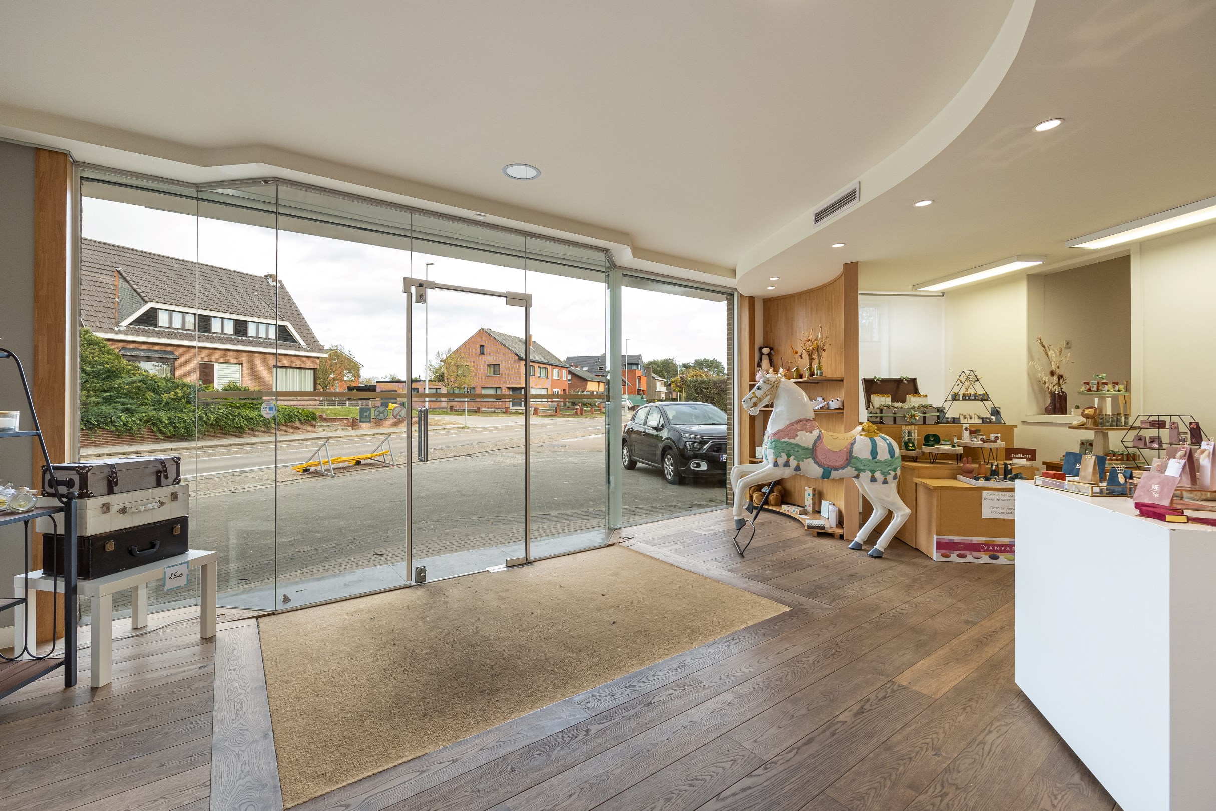 Handelszaak van ca. 100 m² met kelder en garage op zichtlocatie te Mol - foto 4