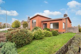 Karakteristieke en mooi gelegen split-level woning met o.a. 3 slaapkamers, uitzonderlijk lichtrijke woonkamer, veranda, bad- en douchekamer en...