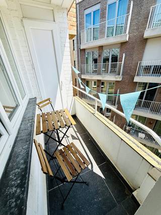 Op 100m van de zee bevindt zich dit luxueus & onberispelijk appartement (5°V) met 2 SLAAPKAMERS en zonnig TERRAS. FANTASTISCHE LOCATIE (op 100m v/d zee én vlakbij winkels, openbaar vervoer, ...). Deze parel werd prachtig GERENOVEERD met de puntjes op de i. Omvat: inkomhal met gastentoilet, LICHTOVERGOTEN leefruimte met open luxekeuken (o.a. inductiekookplaat, combi-oven, oven, vaatwas, ijskast, composiet werkblad, Miele toestellen), 2 slaapkamers, moderne badkamer (voorzien van inloopdouche met rainshower en lavabomeubel), zuidoost gericht TERRAS (met berging) en berging/wasplaats. Extra's: CV op aardgas, dubbel glas in PVC, GOEDGEKEURDE elektriciteit, privatieve kelderberging. Perfect geschikt voor eigen bewoning, 2de verblijf of investering (momenteel mooi rendement in vakantieverhuur)!