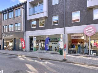 <p>In het hart van Aartselaar bieden wij u deze moderne handelsruimte aan, gelegen in een recent gebouw met een <strong>uitstekende zichtbaarheid dankzij de brede vitrine</strong>. De centrale ligging zorgt voor een constante passage, terwijl <strong>openbaar vervoer en gratis openbare parkeerplaatsen (met parkeerschijf) op minder dan 25 meter</strong> het pand extra toegankelijk maken voor klanten en bezoekers.</p>
<p>De handelsruimte is <strong>momenteel verhuurd</strong>, wat dit een <strong>interessante investeringsopportuniteit</strong> maakt met directe opbrengst. Dankzij het <strong>gunstige EPC (A-label)</strong> kan u rekenen op een energiezuinige en duurzame exploitatie.</p>
<p>Extra pluspunt: ondergronds kan u <strong>twee privatieve parkeerplaatsen bijkopen aan € 20.000</strong>.</p>
<p><strong>Troeven:</strong></p>
<ul>
<li>
<p>Centrale ligging in Aartselaar</p>
</li>
<li>
<p>Moderne uitstraling en ruime vitrine</p>
</li>
<li>
<p>Gratis openbare parkeerplaatsen (met parkeerschijf) vlakbij</p>
</li>
<li>
<p>Mogelijkheid tot aankoop van 2 ondergrondse parkeerplaatsen</p>
</li>
<li>
<p>Momenteel verhuurd: ideaal als investering</p>
</li>
<li>
<p>Gunstig EPC-label A</p>
</li>
</ul>
<p>Een instapklaar en toekomstgericht handelspand met uitstekende visibiliteit en rendement.</p>