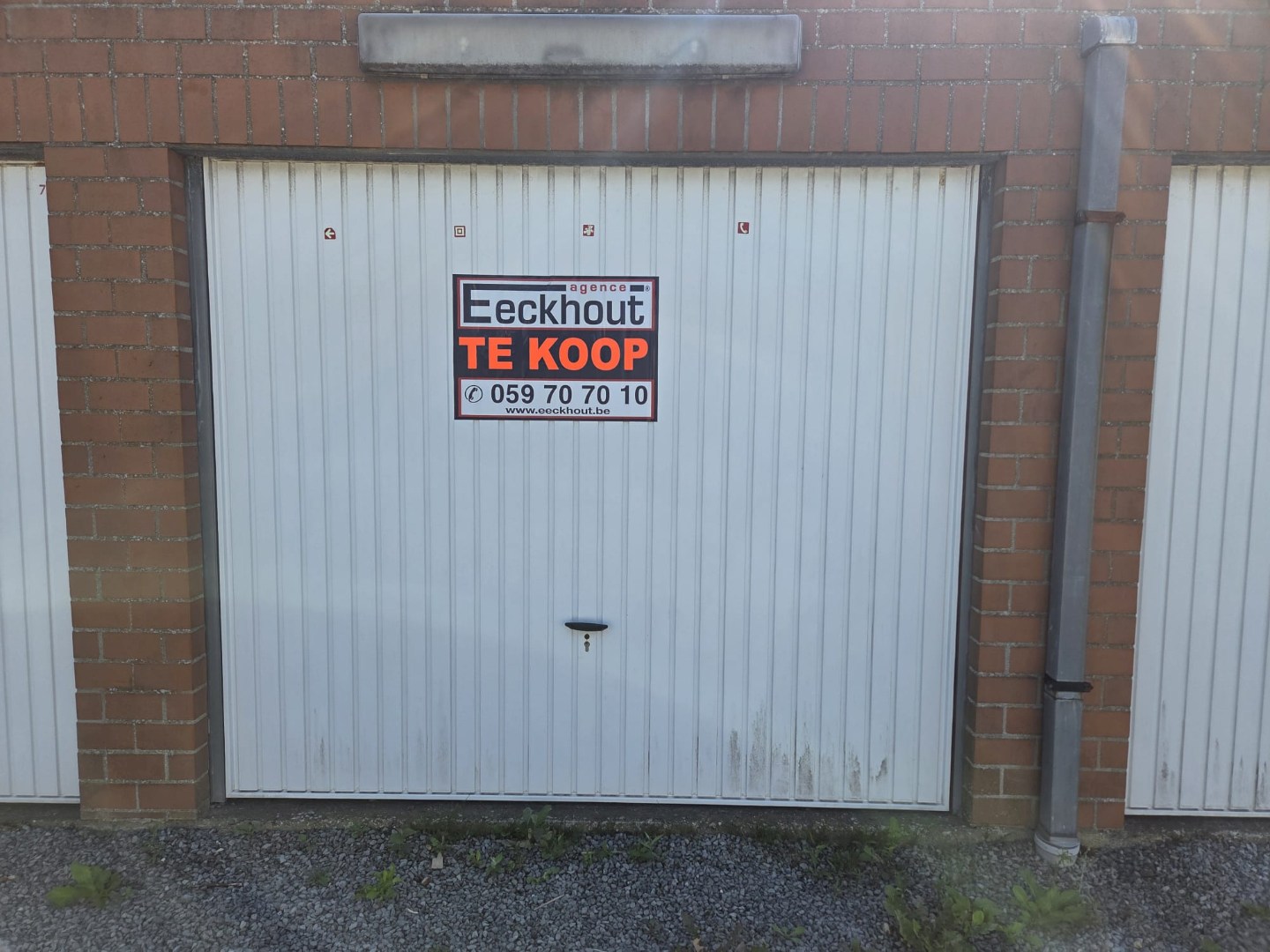 Praktische garagebox in goede staat, met kantelpoort.De box is vlot inrijbaar en bevindt zich te Bredene-Sas (Dijkweg).Geen syndicuskosten!