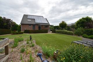 <p><span>NIEUW BIJ ANIMO VASTGOED!!!</span></p><p><span> </span></p><p><span>Instapklare, perfect onderhouden open bebouwing op een toplocatie (799 m²) </span></p><p><span> </span></p><p><span>Bent u op zoek naar ruimte, comfort en een woning die met liefde is onderhouden? Deze charmante, vrijstaande gezinswoning (bouwjaar 1983) biedt een zee aan ruimte en ligt op een royaal, zonovergoten perceel van 799 m². Naast de royale leefruimtes beschikt de woning over een grote inpandige garage en is ze volledig onderkelderd. Dankzij de 25 zonnepanelen mét groenestroomcertificaten geniet u hier bovendien van een zeer gunstige energiefactuur!</span></p><h3><span>Indeling van de woning:</span></h3><p><span>Gelijkvloers:</span><span> Bij het betreden van de woning komt u terecht in de uitnodigende inkomhal met een prachtige trap naar de bovenverdieping. De royale leefruimte ademt sfeer uit dankzij de gezellige sfeerhaard (flamhaard) en geniet van een uitzonderlijk mooie lichtinval. Aansluitend bevindt zich de eetplaats, die via een groot schuifraam naadloos aansluit op het eerste, ruime terras.</span></p><p><span>De eyecatcher van het gelijkvloers is de in 2020 volledig vernieuwde, moderne keuken die voorzien is van alle hedendaagse comfort en hoogwaardige toestellen. Via de praktische achterhal bereikt u het tweede overdekte terras, de tuin én de handige inpandige garage.</span></p><p><span>Eerste verdieping:</span><span> De nachthal geeft toegang tot drie slaapkamers. De masterbedroom werd recent volledig gerenoveerd en is uitgerust met hoogwaardige, handige maatkasten. Daarnaast beschikt deze verdieping over een extra zolderruimte. Deze polyvalente ruimte biedt tal van mogelijkheden en kan perfect ingericht worden als 4de slaapkamer, dressing, hobbyruimte of thuiskantoor.</span></p><p><span>Kelderverdieping:</span><span> Een enorme extra troef is dat de woning </span><span>volledig onderkelderd</span><span> is. Dit biedt een gigantische hoeveelheid aan extra stockageruimte, een ideale koele berging, of ruimte voor hobby's en technieken.</span></p><h3><span>Buitenruimte:</span></h3><p><span>De tuin is een absoluut paradijs voor wie houdt van rust en zon, dankzij de ideale </span><span>zuidwest-oriëntatie</span><span>. U geniet hier in alle privacy op één van de terrassen. De tuin is onderhoudsvriendelijk aangelegd met kwalitatief kunstgras en is in 2024 nog voorzien van een gloednieuw tuinhuis.</span></p><h3><span>T</span><span>roeven op een rij:</span></h3><ul><li><span>Ruimte in overvloed: Volledig onderkelderd én voorzien van een praktische inpandige garage.</span></li><li><span>Energiezuinig &amp; Conform: Gunstig EPC-label B (192 kWh/m²jaar) en een conform gekeurde elektriciteitsinstallatie.</span></li><li><span>Financieel voordeel: 25 zonnepanelen (installatie 2011) met groenestroomcertificaten tot 2031 ( 330 per 1.000 kWh) een directe opbrengst voor de koper!</span></li><li><span>Up-to-date comfort: Moderne keuken van 2020, kwalitatieve Viessmann verwarmingsketel (2011) and een nieuw tuinhuis (2024).</span></li><li><span>Prachtig perceel: Gelegen op een mooi en breed perceel van 799 m².</span></li></ul><p><span>Kortom: een solide, uiterst veelzijdige en perfect verzorgde woning waar u zo kunt intrekken!</span></p><p><span>Interesse?</span><span> Neem snel contact op 011/220.750 voor meer informatie of een bezoek ter plaatse.</span></p>