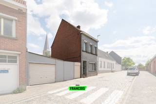 Gelegen in het charmante en rustige Sint-Goriks-Oudenhove, een landelijke deelgemeente van Zottegem, vind je deze te renoveren woning boordevol potentieel (mogelijkheid dichtbouwen boven garage gelijk met naastliggende woning) . Een unieke kans voor wie op zoek is naar een gezellig (t)huis in een groene en rustige omgeving, met tal van wandelroutes en natuur op wandelafstand.<br /><br />De woning beschikt momenteel over 3 slaapkamers en een vaste trap naar de ruime zolder, die perfect kan ingericht worden als extra slaapkamer, bureau of hobbyruimte. De lichtrijke leefruimte biedt een warm en uitnodigend kader voor gezellige familiemomenten, terwijl de zonnige tuin met zicht op de kerktoren een oase van rust vormt.<br /><br />Verder beschikt het pand over een garage en een degelijke basisstructuur, ideaal voor wie niet terugschrikt van renovatiewerken. Mits de nodige liefde en renovatie-inspanningen kan dit pand uitgroeien tot een karaktervolle gezinswoning, volledig naar eigen smaak ingericht.<br /><br />De woning bevindt zich op een uitstekende ligging, op korte afstand van de dorpskern van Sint-Goriks-Oudenhove, met scholen, winkels en openbaar vervoer in de nabije omgeving.<br /><br />Bent u op zoek naar een woning met charme en potentieel op een unieke locatie? Dan is dit pand zeker een bezoek waard! Contacteer ons gerust voor een bezoek of meer informatie. <br /><br />