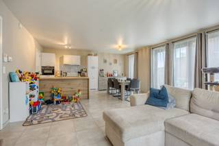 Verkoop onder registratierechten (2% onder voorwaarden of 12%) !<br /><br />Dit prachtige nieuwbouwappartement is gunstig gelegen in de dorpskern van Onze-Lieve-Vrouw Olen. Winkels, scholen, openbaar vervoer, het station, ... bevinden zich allemaal op wandel- en fietsafstand. Daarnaast geniet je van een vlotte verbinding naar de omliggende gemeenten (Geel, Westerlo, Herentals en Kasterlee) en de E313.<br /><br />Je betreedt het appartement via een ruime inkomhal met voldoende plaats voor een vestiaire. De lichtrijke leefruimte is opgedeeld in een zithoek, een eethoek en een open keuken. Deze is volledig uitgerust met een vaatwasser, koelkast, combi-oven, inductievuur en dampkap. Aansluitend aan de keuken vind je een handige, koele berging.<br /><br />Verder beschikt het appartement over twee slaapkamers, een apart toilet, een wasplaats en een badkamer voorzien van een inloopdouche en een wastafel in meubel.<br /><br />Via het schuifraam in de leefruimte stap je zo het terras op, dat toegang biedt tot de gemeenschappelijke tuin.<br /><br />Het betreft een energiezuinig appartement uitgerust met vloerverwarming op aardgas, een ventilatiesysteem, regenwaterrecuperatie én 2 privatieve zonnepanelen.<br /><br />Tot slot bereik je via de lift de ondergrondse verdieping. Daar beschik je over een ruime privatieve autostaanplaats en een privatieve kelderberging, welke beide in de prijs zijn inbegrepen. Er is tevens een gemeenschappelijke fietsenstalling aanwezig.<br /><br />EPC: 45 kWh/m² jaar (E23)