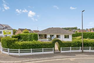Immo Pické biedt U deze residentieel en rustig gelegen gelijkvloers-villa aan in de omgeving van scholen, winkels, openbaar vervoer en de belangrijkste verbindingswegen. Deze woning bestaat uit een inkomhal met gastentoilet, een lichtrijke woonkamer die uitgeeft op het terras, een ingerichte keuken, 2 grote slaapkamers, een badkamer en een nachthal. Ondergronds vinden we een ruime garage en een stockagekelder. 2 open autostaanplaatsen aanwezig voor de garage.