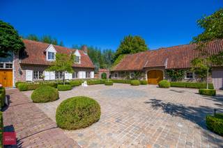 Inkomhal, living met open haard, afzonderlijk bureel, ingerichte leefkeuken met bijkeuken (wasplaats), gekoelde berging, 4 slaapkamers , 2...