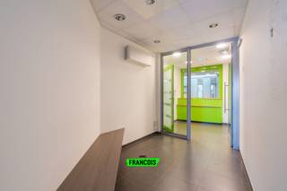 Deze kantoorruimte is het ideale pand voor wie opzoek is om wonen - en werken te combineren en kan u terugvinden in Bambrugge - Erpe-Mere.Dit pand is...