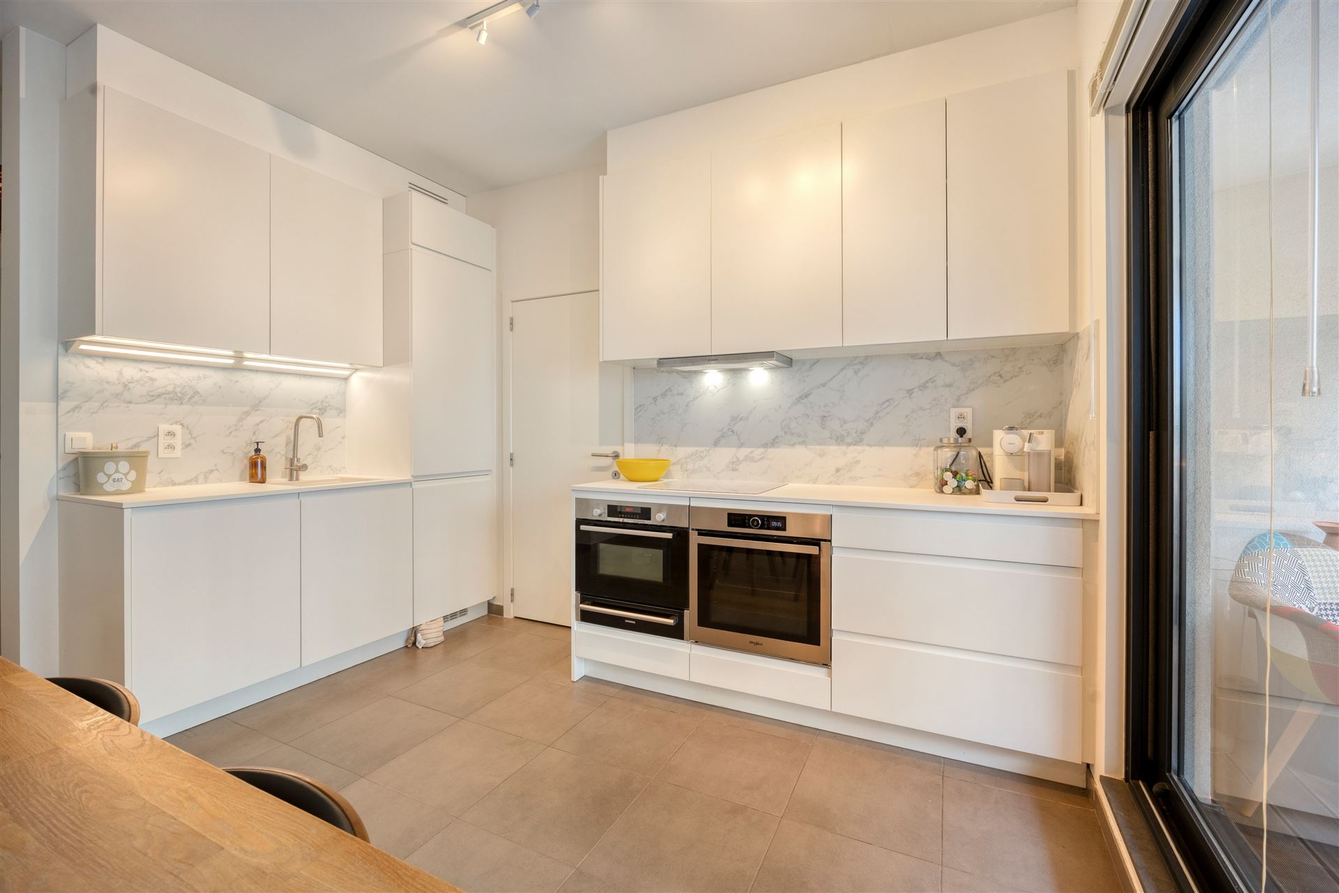Instapklaar appartement met autostaanplaats op toplocatie! - foto 4