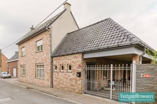 Deze gezinswoning is gelegen in Sint-Maria-Oudenhove en omvat een bezoekerstoilet, leefruimte, bureelruimte, aparte ingerichte keuken,...
