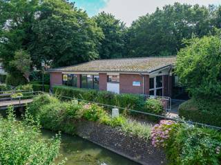 In het charmante en landelijke Lissewege bevindt zich dit voormalige dienstencentrum op een perceel van maar liefst 973 m². Met een bebouwde oppervlakte van ruim 359 m² biedt deze eigendom een unieke opportuniteit voor wie op zoek is naar ruimte en tal van mogelijkheden.<br />Dankzij de ligging in woongebied leent het pand zich uitstekend voor een residentiële herontwikkeling of de creatie van een ruime gezinswoning, mits de nodige vergunningen.<br />De mooie volumes vormen een ideale basis voor een ambitieus renovatie- of transformatieproject.<br />Een rustige ligging, gecombineerd met de vlotte bereikbaarheid en de authentieke charme van Lissewege, maken van deze eigendom een bijzonder interessante investering voor particulieren, ontwikkelaars of investeerders die potentieel weten te waarderen.<br />De woning beschikt over aansluitingen voor water, elektriciteit en aardgas en wordt vrij bij notariële akte aangeboden.<br />Bent u op zoek naar een eigendom waar u uw eigen visie kunt realiseren? Dan is dit een buitenkans die u niet mag missen.<br />De woning wordt aangeboden met een biedingssysteem volgens COVAST.<br />Ref.V543