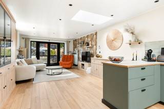 Op zoek naar een instapklare woning met veel comfort, en een uitstekende ligging? Dan is deze gerenoveerde woning beslist een bezoek waard!De woning is gunstig gelegen tussen het centrum van Kapellen en Hoevenen, met openbaar vervoer op korte afstand. Dankzij de nabijheid van belangrijke invalswegen zijn zowel Antwerpen als Nederland vlot en snel bereikbaar.Bij het binnenkomen wordt u meteen verwelkomd in de volledig vernieuwde leefruimte, waar de moderne keuken en de gezellige living harmonieus in elkaar overvloeien tot één ruime, open leefruimte. De ideale plek om samen te koken, te ontspannen en gezellig tijd door te brengen.Op het gelijkvloers bevindt zich bovendien een ruime slaapkamer met aansluitende, een volledig nieuwe badkamer. Deze badkamer is uitgerust met een ligbad, lavabo en toilet. Vooraan de woning vinden we de praktische wasplaats. Hier vinden we ook de zonneboiler terug.Naast de trap naar de eerste verdieping bevindt zich nog een extra ruimte die perfect kan worden ingericht als bureau, hobbyruimte of speelkamer. Verder is er een kleine kelderruimte aanwezig die uitstekend dienst kan doen als extra bergruimte.Op de bovenverdieping bevinden zich nog twee slaapkamers en een tweede badkamer, voorzien van een douche, lavabo en toilet. Hierdoor beschikt de woning over maar liefst drie slaapkamers en twee badkamers, wat zorgt voor een bijzonder comfortabele gezinswoning.Een extra troef is de zij-ingang naast de woning. Hierdoor kunt u fietsen, vuilnisbakken en ander materiaal eenvoudig rechtstreeks naar de tuin brengen, zonder door de woning te moeten.De diepe tuin biedt volop mogelijkheden om heerlijk van het buitenleven te genieten. Het ruime terras vormt de perfecte plek voor gezellige zomeravonden en achteraan de tuin bevindt zich nog een grote tuinberging, ideaal voor fietsen, tuinmateriaal en extra opslag.Troeven op een rijtje:Gerenoveerde woning3 slaapkamers2 nieuwe badkamersNieuwe open keuken en leefruimteRuime tuin met groot terrasGrote tuinbergingPraktische zij-ingangExtra ruimte voor bureau, hobby of speelkamerKelderruimte voor extra bergruimteOpenbaar vervoer vlakbijGoede verbinding naar Antwerpen en NederlandGelegen tussen het centrum van Kapellen en HoevenenEen zeer leuke, instapklare woning met een praktische indeling en tal van troeven. Deze woning moet u zeker gezien hebben!Graag een bezoek inplannen?☎️ 0472 74 03 15✉️ wim@lefevervastgoed.beWeergegeven oppervlakte is overgenomen van het EPC en louter indicatief.
