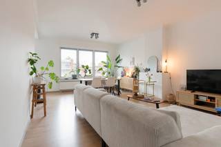 <p><strong>Instapklaar appartement met terras op toplocatie in Mortsel</strong></p>
<p>Bent u op zoek naar een verzorgd en instapklaar appartement op een centrale ligging? Dit appartement op de tweede verdieping, gelegen aan de Mechelsesteenweg 164 in Mortsel, biedt een uitstekende opportuniteit voor zowel eigen bewoning als investering.</p>
<p>Het appartement beschikt over een praktische indeling en omvat twee volwaardige slaapkamers, wat het bijzonder geschikt maakt voor koppels, kleine gezinnen of als investering voor verhuur.</p>
<p>Achteraan bevindt zich een aangenaam terras waar u kan genieten van een rustige buitenruimte.</p>
<p>Het appartement is volledig instapklaar en werd goed onderhouden, waardoor u zonder bijkomende werken meteen kan verhuizen of verhuren.</p>
<p>EPC-waarde:<br />185 kWh/m²/jaar</p>
<p><strong>Troeven van dit pand:</strong></p>
<ul>
<li>Appartement op de tweede verdieping</li>
<li>Volledig instapklaar</li>
<li>Twee slaapkamers</li>
<li>Terras aan de achterzijde</li>
<li>Goed onderhouden</li>
<li>Centrale ligging met vlotte verbindingen naar Antwerpen en omliggende gemeenten</li>
<li>Nabij winkels, openbaar vervoer en voorzieningen</li>
</ul>
<p>Dankzij de gunstige ligging en de instapklare staat vormt dit appartement een zorgeloze en interessante opportuniteit met mooie perspectieven.</p>
<p>Interesse? Neem vandaag nog contact op voor meer informatie of een bezoek ter plaatse.</p>