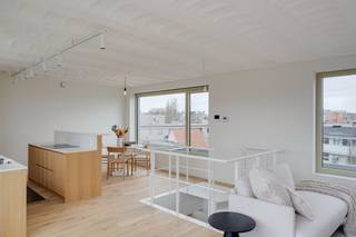 Tussen centrum Antwerpen en Zurenborg ligt een ware oase in de stad: het Groen Kwartier, met PAKT, koffiebar, winkels en fitness, vlakbij Berchem station en invalswegen.<br /><br />Indeling:<br />Dit appartement ligt op de vierde verdieping, toegankelijk met lift of trap. In de inkomhal vindt u een handige berging terug, een gastentoilet en een badkamer. De badkamer is voorzien van een ligbad, badkamermeubel en spiegelkast met verlichting. Verder vindt u hier nog 2 slaapkamers terug (13 en 11m²) en een douchekamer met inloopdouche. <br />Via de wenteltrap in de nachthal komt u in de lichtrijke leefruimte met open keuken, dewelke voorzien is van een prachtige parketvloer. De keuken is een volledig uitgeruste moderne keuken in een fineer eikenhout motief, afgewerkt met een inductiekookplaat met ingewerkte dampkap, composiet werkblad, dubbele spoelbak, koelkast, combi oven en vaatwasser. Grenzend aan deze ruimte kan u een ruim (18 m²) zuidgeoriënteerd terras terugvinden.<br /> <br />Troeven:<br />+ Nieuwbouw<br />+ Top locatie<br />+ Groot zuid terras<br />+ Gunstig EPC<br />+ Ruim en lichtrijk<br />+ Zicht op groen<br /><br />Heeft u interesse en wenst u een bezoek ter plaatse in te plannen? Surf naar onze website www.vbvastgoed.be en klik op de groene knop "ik ben kandidaat"!