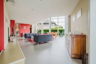 <p><strong>Ben je op zoek naar een comfortabele gezinswoning met vier slaapkamers? Of heb je nood aan extra ruimte voor een vrij beroep of thuiswerk? Deze architecturale villa in Merelbeke biedt het allemaal.</strong></p>
<p><strong>LIGGING<br /></strong>Deze stijlvolle villa is gelegen in een uiterst rustige, kindvriendelijke en doodlopende straat in Merelbeke. De omgeving is groen en residentieel, waardoor rust en privacy gegarandeerd zijn. Toch geniet je hier van een uitstekende bereikbaarheid dankzij de vlotte verbinding naar het centrum van Merelbeke, Gent en de E40/E17. In de directe omgeving vind je scholen, winkels, sport- en ontspanningsfaciliteiten én de prachtige Scheldevallei. Voor gezinnen die waarde hechten aan comfort en levenskwaliteit is dit de ideale plek. Dankzij de vele wandel- en fietsroutes in de buurt kan je bovendien op elk moment genieten van de natuur, zonder in te boeten aan praktische voorzieningen.</p>
<p><strong>INDELING<br /></strong>Deze instapklare woning, ontworpen door <strong>ABS Bouwteam (2008)</strong>, straalt kwaliteit en wooncomfort uit door haar hoogwaardige afwerking. Bij binnenkomst word je ontvangen in een ruime inkomhal met ingemaakte vestiairekasten en gastentoilet. Aansluitend bevindt zich een veelzijdige ruimte die perfect dienst kan doen als bureau, praktijkruimte voor een vrij beroep of hobbykamer. De lichtrijke leefruimte vormt het hart van de woning: grote raampartijen en een indrukwekkende vide zorgen voor een overvloed aan daglicht en een prachtig zicht op de tuin. De hoge plafonds creëren een gevoel van luxe en openheid. In de leefruimte zijn voorzieningen aanwezig voor het plaatsen van een gashaard en airco.<br />De volledig uitgeruste keuken sluit naadloos aan en is praktisch ingedeeld en voorzien van alle comfort. Verder op het gelijkvloers bevinden zich een handige wasplaats, een koele berging, een eerste badkamer (met douche en wastafel) en een zeer ruime garage. Op de eerste verdieping zijn er <strong>vier volwaardige slaapkamers</strong>, waarvan één met dressing. Daarnaast vind je hier een tweede toilet en een royale badkamer (2015), uitgerust met ligbad, inloopdouche en dubbele wastafel. Buiten kan je volop genieten van de <strong>westgerichte tuin</strong> met terras. Extra troeven zijn de carport, het tuinhuis met aanbouw en ruime parkeergelegenheid voor meerdere wagens.</p>
<p><strong>TROEVEN</strong></p>
<ul>
<li>Energiezuinige woning (EPC B)</li>
<li>Nieuwe gascondensatieketel (2023)</li>
<li>Regenwaterput van 10.000 l (aangesloten op toiletten en buitenkranen)</li>
<li>Elektrische installatie conform AREI</li>
<li>Multifunctionele ruimte op het gelijkvloers, ideaal voor thuiswerk of vrij beroep</li>
<li>Meerdere kabel- en ethernetpunten in leefruimtes en slaapkamers</li>
</ul>
<p><strong>Voor meer info of een bezoek:</strong><br /><em>Stéphanie Eeckhout – 0472 13 28 79</em></p>