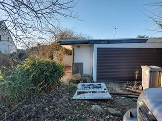 Volledig te renoveren of herbouwen laagbouwwoning op hoekperceel.<br />Gelegen aan de steenweg vlakbij bos, wandel en fietsroutes.<br />Aangename buren, vlakbij centrum Poederlee, openbaar vervoer, 7 min verwijderd van snelweg oprit.<br /><br />Aanbouw in slechte staat.<br />Ruime woning met grote garage, tuin, 4 slaapkamers, hobby/ bureau ruimte, 2 leefruimtes, keuken, badkamer , apart toilet , wasruimte, kelder, terras en veranda.<br />190 vierkantemeter woonoppervlakte.<br />769 vierkantemeter perceeloppervlakte.<br />Volledig te renoveren/ strippen of af te breken en herbouwen. <br /><br />Indeling: inkomhal, links toegang tot grote leefruimte, rechtdoor toegang tot keuken en 2de leefruimte.<br />2de leefruimte geeft toegang tot hobby/ bureauruimte, veranda, wasruimte , toilet en achterdeur.<br />Achter de keuken bevindt zich de badkamer, dubbele lavabo ,bad en warmwaterboiler.<br />Keuken geeft toegang tot de nacht hal en de 4 slaapkamers. Alles gelijkvloers.<br /><br /><br /><br />