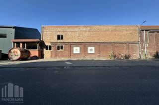 <p>Goed gelegen langs de Vaartstraat te Moen bevindt zich dit <strong>functionele bedrijfsgebouw</strong> met een totale bruikbare oppervlakte van <strong>670 m²</strong>, bestaande uit ca. <strong>565 m² magazijnruimte</strong> en ca. <strong>105 m² kantoorruimte</strong>, op een <strong>terrein van 1.032 m².</strong><br /><br />Het <strong>magazijn</strong> is opgetrokken in een solide bakstenen constructie en beschikt over een <strong>vrije hoogte van min 5,20 m</strong>, een sectionale poort (4 m B x 3,95 m H), een polybetonvloer, <strong>mezzanine</strong>, lichtstraat, verlichting, verwarming op propaangas en sanitair. <br />De <strong>praktische laad- en loszone</strong> achteraan is bereikbaar via een gedeelde oprit en zorgt voor een vlotte logistieke afhandeling. <br /><br />Het bedrijfsgebouw leent zich perfect voor <strong>diverse activiteiten van ambachtelijke bedrijven, kmo's en opslagruimtes</strong>. <br />Vooraan het gebouw bevinden zich bovendien meerdere <strong>privatieve parkeerplaatsen</strong>.<br /><br />Mogelijkheid tot aankopen van zonnepanelen, niet inbegrepen in de verkoopprijs.<br /><br />Contacteer <strong>PANORAMA B2B </strong>voor bijkomende (technische) inlichtingen, plannen of een vrijblijvend plaatsbezoek <strong>056 222 256</strong>.</p>