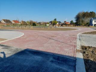 Danneels ontwikkelt het binnengebied tussen de Lijnzaadstraat, de Boterbloemstraat, de Madeliefjesstraat en de Brugsebaan in Gistel tot een een nieuwe familievriendelijke woonbuurt.<br /><br />In een eerste verkoopfase bieden wij hier 11 nieuwe bouwgronden te koop aan bestemd voor open bebouwing.<br /><br /> De perceelgrootte varieert van 424 m² tot 578 m² en alle bouwgronden worden te koop aangeboden zonder bouwverplichting. Je kan dus vrij kiezen wanneer én met welke bouwpartner(s) je samenwerkt. <br /><br />De stad Gistel is goed gelegen ten opzichte van de Kust en de provinciehoofdstad Brugge en is een ideale woonlocatie voor wie op zoek is naar een rustige maar goed bereikbare woonomgeving.<br /><br />In deze familievriendelijke woonwijk is geen doorgaand verkeer en in de centrale groenzone met speelzones kunnen de kleinste buurtbewoners zich helemaal uitleven. <br /><br />Hier woon jij rustig maar toch in het centrum, dicht bij alle voorzieningen. Er is een vlotte aansluiting met de N367 Brugge-Nieuwpoort en de E40.