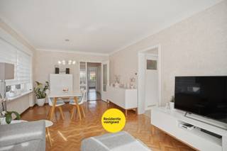 Kijkdag op zaterdag 23/05 - op afspraak!<br />Dit instapklare appartement op de eerste verdieping geniet van een uitstekende ligging met vlotte bereikbaarheid, vlakbij winkels, scholen en openbaar vervoer.<br />Met een bewoonbare oppervlakte van ca. 80 m² geniet u van een aangename leefruimte met zuidwestoriëntatie, wat zorgt voor een aangename lichtinval. De praktische indeling omvat een inkomhal met vestiaire, gezellige living, functionele keuken, handige berging, apart toilet, badkamer met ligbad/douche en twee volwaardige slaapkamers. Dankzij de vernieuwde pvc-ramen met dubbele beglazing en de recente cv-ketel (2020) bent u verzekerd van hedendaags wooncomfort. <br />Het appartement bevindt zich in een kleinschalig gebouw met slechts 3 entiteiten, zonder syndicus, wat resulteert in lage gemeenschappelijke kosten (± €400/jaar). <br />Bij het appartement hoort een ruime garage, die inbegrepen is in de prijs. <br />Kortom, een instapklaar appartement met veel potentieel, ideaal voor eigen bewoning of als slimme investering! Beschikbaar in overleg. EPC: 176 kWh/(m²jaar) - energielabel B (geen renovatieplicht!)<br />De vermelde prijs is een richtprijs. Elk bod hoger of lager dan de vermelde prijs wordt overgemaakt aan de eigenaar die zich het recht voorbehoudt om dit al dan niet te aanvaarden. Ref. BR00270