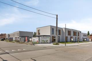 <span><span>Residentieel wonen in het landelijke Jonkershove (deelgemeente van Houthulst) waarbij iedere woning voorzien is van een ruim bijgebouw van ca. 40 m² (dubbele garage</span></span>/loods<span><span>). <br /><br /><strong>TRYCKEGOED</strong> is een kleinschalig en uiterst energiezuinig nieuwbouwproject bestaande uit <strong>10 woningen</strong>. Drie woningen langs de Mgr. Schottestraat en 7 gekoppelde woningen langs de Bosdreef. Alle woningen worden opgeleverd met 3 ruime slaapkamers, parkeergelegenheid voor de woning en gekoppeld aan een erg ruime garage/loods (tot 40m²) die ook als werk/berg ruimte kan dienst doen. De bijgebouwen kunnen langs achteren via een afzonderlijke toegang bereikt worden. Een deur in het bijgebouw koppelt deze met de tuin van iedere woning. </span></span><br /><br /><span><span><strong>Comfort, energiezuinigheid en kwaliteit zijn de eigenschappen van deze kleinschalige realisatie.</strong><br /><br />Tijdens de ontwerpfase werd veel aandacht geschonken aan enerzijds de <strong>energiezuinigheid</strong> en anderzijds het <strong>wooncomfort </strong>van de bewoners:</span></span>
<ul>
<li><strong><span><span>Praktische indeling;</span></span></strong></li>
<li><strong><span><span>Veel lichtinval;</span></span></strong></li>
<li><span><span><strong>Handige en ruim bijgebouw</strong> (dubbele garage/loods);</span></span></li>
<li><span><span>Regenwaterput van <strong>10.000L per woning</strong>; </span></span></li>
</ul>
<span><span>Op deze manier is het zowel binnen als buiten aangenaam vertoeven in deze woningen.<br /><br /><strong><u>Indeling:</u></strong> Mooie inkom met gastentoilet, open leefruimte met open keuken gekoppeld aan een erg ruime keukenberging. Op eerste verdiep beschikt de woning over 3 zeer ruime slaapkamers, een badkamer (inloopdouche, dubbele lavabo en mogelijkheid voor een bad) en afzonderlijk toilet op de gang. <br /><br /><strong><u>Wat maakt TRYCKEGOED uniek:</u></strong></span></span>
<ul>
<li><span><span>Beter dan BEN (E4 tot E20) -> 100% korting op onroerende voorheffing voor 5 jaar en S23 tot S28 (afhankelijk van type woning);</span></span></li>
<li><span><span>Aluminium buitenschrijnwerk;</span></span></li>
<li><span><span>Energiezuinig project (vloerverwarming met <strong>warmtepomp (l/w), 8 zonnepanelen per woning</strong>, warmtepomp met ingebouwde boiler voor sanitair warm water,…);</span></span></li>
<li><span><span>Ventilatiesysteem D; </span></span></li>
<li><span><span><strong>Kleinschalig project</strong>;</span></span></li>
<li><span><span><strong>Rustige ligging</strong>;</span></span></li>
<li><span><span>Kwalitatieve architectuur en materiaalkeuze;</span></span></li>
<li><span><span><strong>Uniek concept met ruime dubbele garages/loodsen</strong> gekoppeld aan woning;</span></span></li>
<li><span><span>...</span></span></li>
</ul>
<span><span><em>De oplevering van dit nieuwbouwproject is voorzien bij akte.<br /><br />Prijs garage op aanvraag (dient mee aangekocht te worden per woning).</em><br /><br />Dit is een realisatie van Marc Demeulenaere. Wie reeds gebouwd heeft met deze bouwheer, weet dat we hier spreken van een zeer kwalitatieve opdrachtgever met oog voor kwaliteit en degelijkheid. U ziet onmiddellijk aan de werf dat dit project een goede opvolging geniet. <br /><br /><strong>Bent u op zoek naar een prachtige nieuwbouw als eigen woning of een goede investering met gegarandeerd rendement? Plan dan snel uw afspraak! Contacteer ons op het nummer 051 50 11 51 of via diksmuide@diksimmo.be.</strong></span></span>