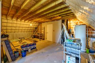 <p>Interesse in dit pand? Neem voor bijkomende informatie of het maken van een afspraak rechtstreeks contact op met Jeff Peeters via <strong>+32 492 57 73 17</strong> of <strong>jeff.peeters@copandi.be</strong>.</p><p><strong>Gelijkvloers</strong><br />Via de inkomhal betreed je de woning met toegang tot een apart gastentoilet en een praktische berging. De ruime leefruimte vormt het hart van de woning en geniet van veel lichtinval. Aansluitend bevindt zich de keuken, die voldoende ruimte biedt voor een eetplaats en vlot aansluit op de leefruimte. De indeling zorgt voor een aangenaam en open gevoel, ideaal voor het dagelijkse gezinsleven.</p><p><strong>Verdiep 1</strong><br />Op de eerste verdieping bevinden zich twee ruime slaapkamers en een grote badkamer met alle comfort. Daarnaast is er nog een apart toilet aanwezig. De nachthal is ruim en zorgt voor een vlotte verbinding tussen alle ruimtes.</p><p><strong>Verdiep 2</strong><br />De tweede verdieping bestaat uit een zeer ruime zolderkamer die perfect kan dienen als extra slaapkamer, hobbyruimte of bureau. Deze verdieping biedt tal van mogelijkheden afhankelijk van de noden van de toekomstige eigenaar.</p><p><strong>Conclusie</strong><br />Deze woning in Herentals biedt veel ruimte en flexibiliteit, ideaal voor gezinnen die op zoek zijn naar een comfortabele woning met uitbreidingsmogelijkheden.</p><p>✅ Drie slaapkamers (incl. zolderkamer)<br />✅ Ruime en lichtrijke leefruimte<br />✅ Grote badkamer + extra toilet<br />✅ Multifunctionele zolderruimte<br />✅ Praktische berging op het gelijkvloers</p>