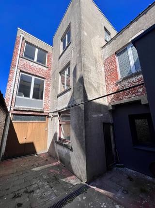 Karaktervol en lichtrijk pand, geschikt voor atelier/stockage... in centrum Kortrijk. (bewoning niet toegestaan door Stad Kortrijk)<br />Achteraan komt er een doorgang via het nieuwe park van Kaaicity naar de Leie.<br />Met +-280m² bebouwde oppervlakte verdeeld over 3 verdiepingen, een unieke kans voor een hippe en creatieve ondernemer, artiest, aannemer, schilder, etc...<br />Voorzien van goederenlift (momenteel buiten dienst) recente hoogrenderende ketel op gas (2022), toilet, ... Het pand dient gerenoveerd te worden.<br />Gemeenschappelijke ingang via Meerstraat 4.<br /><br />Interesse? Jasper@immopottelberg.be of 0479/27 71 92