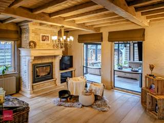 Mooie eigendom in rustige straat. Bestaande uit een inkomhall, grote living met eetplaats en zitplaats (inbouwcassette), ingerichte keuken,...