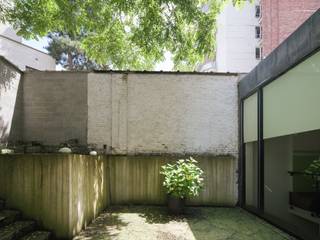 <strong>Handelspand gelegen achter een statige gevel op een vlot bereikbare locatie tegenover het Citadelpark.</strong><br /><br /><em>Voor meer informatie, mail naar info@carloeggermont.be</em><br /><br />Achter deze <strong>karaktervolle gevel</strong> schuilt een bijzonder pand met <strong>verschillende mogelijkheden</strong>. Het handels <strong>gelijkvloers en de souterrain</strong> zijn gelegen aan de Charles de Kerchovelaan tegenover het Citadelpark en biedt een <strong>uitstekende bereikbaarheid</strong>. <br /><br />Met zijn <strong>hoogwaardige afwerking</strong> beschikt het handelspand over een <strong>bruto vloeroppervlakte van 181 m<sup>2</sup></strong> en eveneens aangename <strong>buitenruimte 52 m<sup>2</sup>. </strong><br />De grootste <strong>troef</strong> zijn de <strong>polyvalente bestemmingen</strong> binnenin het pand, <strong>zoals: horeca, kantoor, vrij beroep,...</strong><br /><br /><strong>Kortom, een opportuniteit voor wie een bloeiende zaak wil starten op een strategische locatie.</strong>