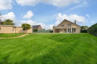 Wonen in Zandhoven, vlakbij het dorp maar toch rustig gelegen? Het kan in deze woning!<br />Groene locatie aan het kasteel Boutersemhof en toch vlakbij de winkels, openbaar vervoer enz...<br /><br />PERCEEL<br />Mooi aangelegde tuin met voldoende parkeergelegenheid en een bijgebouw van +/- 62m² met sectionale poort.<br />Zicht op achtergelegen groengebied.<br /><br />INDELING WONING<br />GELIJKVLOERS<br />Centraal gelegen inkomhal met toilet. Van hieruit kan u de leefruimte betreden maar kan u ook naar het bureau. Dus voor wie hier klanten wil ontvangen is dit ideaal. Voor wie gelijkvloers wil slapen, is dit de vierde slaapkamer.<br />Leefruimte met zithoek en gashaard. Keuken met eethoek en een zonovergoten plekje om creatief in te richten. Elektrische zonneluifel aan de achtergevel en een deels overdekt terras.<br />De keuken is volledig ingericht (2015) en grenst bovendien aan de bijkeuken. Achter de bijkeuken is er nog een berging/wasplaats.<br />Koele berging.<br /><br />VERDIEPING<br />Ruime hal die toegang geeft tot drie slaapkamers en een apart toilet. Er zijn twee slaapkamers gelegen aan de achterzijde van de woning en deze grenzen aan het balkon. <br />Badkamer met massagebad - douche en dubbele lavabo met meubel.<br /><br /><br />BIJZONDERHEDEN<br />Centrale verwarming op gas // vloerverwarming in leefruimte + TV kamer en keuken.<br />Deze woning is goed onderhouden.<br />Alarm // brandalarm en rookmelders // rolluiken <br />Airco in de hoofdslaapkamer.<br />Kruipruimte onder de volledige woning.<br />Achteringang voorzien.<br /><br /><br />POSITIEVE ASPECTEN<br />Goede ligging<br />Ruime woning met maar liefst 278 m² bewoonbare opp.<br />Alles op en aan<br />Combinatie wonen / werken mogelijk
