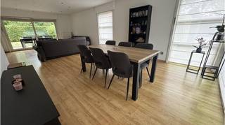 Prachtige villa-woning met 4 slaapkamers, TUIN en GARAGE ( plaats voor 2 wagens ) te huur in Loppem.Rustig gelegen in een residentiele en...