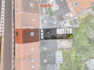 Deze woonst met veel potentieel bevindt zich op een boogscheut van het centrum van Leuven, het openbaar vervoer, tal van winkels en de belangrijkste verbindingswegen. Dankzij het EPC-label C geldt er geen renovatieplicht, wat deze woning extra interessant maakt voor zowel eigen bewoning als investering. De woning kenmerkt zich door haar degelijke constructie en groot volume. Mits modernisatie, maakt u hier een prachtige woonst van. De indeling omvat een ruime woonkamer met eetplaats, een aparte keuken en een aangenaam zicht op de ruime stadskoer met praktische bijbouw, ideaal als extra bergruimte, hobbyruimte of atelier. De badkamer met douche en toilet bevindt zich eveneens op het gelijkvloers. Op de verdiepingen bevinden zich 3 ruime slaapkamers, voorzien van inbouwkasten, wat zorgt voor een optimaal gebruik van de beschikbare ruimte. Daarnaast beschikt de woning over een zolderruimte met extra mogelijkheden zoals bijvoorbeeld een dressing, logeerruimte of home office,… De woning is tevens onderkelderd en biedt zo bijkomende opbergruimte. Met een bewoonbare oppervlakte van 157 m² (ref. EPC) biedt deze eigendom tal van mogelijkheden voor starters, gezinnen die hun thuis volledig naar eigen smaak willen inrichten of investeerders die op zoek zijn naar een waardevaste belegging na opfrissing, bijvoorbeeld voor verhuur aan co-housers. Kortom: Een eigendom met ruimte en potentieel op een uitstekende ligging. Interesse? Contacteer ons via info@homies.be of 016 22 82 22.<br />