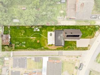 <p>IN OPTIE</p><p>Op zoek naar een vrijstaande woning waar je meteen kan intrekken, pal in het groen? Lees dan zeker verder.</p><p>Aan de rand van het bos in Langdorp (Aarschot) staat deze volledig vernieuwde woning, waar de vertrouwde rode gevel en een strakke houten leefuitbouw elkaar mooi versterken. Instappen zonder zorgen, met de rust van het bos in je achtertuin.</p><p>Indeling:</p><p>Glv: Je betreedt de woning via de inkomhal met apart toilet. Die geeft toegang tot de lichtrijke leefruimte, die naadloos overloopt in een open maatkeuken in notelaar — met kookeiland, handgemaakte groene tegels en volwaardige inbouwtoestellen. Grote schuiframen zetten de hele achtergevel open naar het terras (40 m²) en de zongerichte tuin. Op hetzelfde niveau vind je bovendien al een slaapkamer met eigen badkamer, ideaal om gelijkvloers te wonen. Van hieruit bereik je ook de kelder.</p><p>1eV: De nachthal leidt naar de master slaapkamer en een ruime, verzorgde badkamer met dubbele wastafel, vrijstaand bad en inloopdouche. Deze verdieping geeft uit op een eigen terras op het platte dak.</p><p>TROEVEN:</p><p>-Volledig vernieuwd en energiezuinig: warmtepomp, vloerverwarming, zonnepanelen en balansventilatie (systeem D) — resultaat: een gunstig EPC</p><p>-Vrijstaand op 838 m², met diepe, zongerichte tuin aan de bosrand</p><p>-Gelijkvloers wonen mogelijk: slaapkamer én badkamer op het gelijkvloers</p><p>-Hoogwaardige afwerking: notelaar maatkeuken, natuursteen, designverlichting</p><p>-Regenwaterrecuperatie (7.500 l) en all-electric comfort</p><p>-Rustige, groene ligging in Langdorp, vlot verbonden richting Aarschot</p>