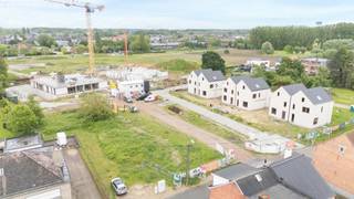 WOONPROJECT VELDEKENSPARK maak kennis met dit unieke nieuwbouw woonproject bestaande uit 66 wooneenheden (54 appartementen en 12 half-open BEN woningen) met binnen de projectzone een parkomgeving van maar liefst 1,5 ha. Door de centrale ligging van het project in de kern van Lebbeke zijn scholen, winkels, sport- en andere faciliteiten in de onmiddellijke nabijheid op wandel- en fietsafstand aanwezig. Badend in het groen met duurzaamheid als basisprincipe voor de woningen en appartementen, zal je er in alle comfort en rust kunnen leven, werken en wonen. Het project omvat 12 ruime halfopen bebouwingen alsook 4 volumes met respectievelijk 2x15 en 2x12 ruime appartementen telkens optimaal georiënteerd, met veel lichtinval en voorzien van de laatste hedendaagse technieken inzake verwarming, koeling en ventilatie. De diverse appartementen zijn zo ontworpen dat ze veel flexibiliteit toelaten in het benutten van de verschillende ruimtes met een mix van 1 tot 3 slaapkamerappartementen en allemaal ontworpen met grote inpandige terrassen. In de volumes van 12 appartementen zijn ook principes van levenslang wonen geïntegreerd. Het parkeren en laden van zowel wagens als fietsen wordt deels ondergronds en bovengronds georganiseerd met telkens de mogelijkheid om privatief over parkeergelegenheid te kunnen beschikken. In een eerste fase zullen gebouw A (15 appartementen (1,2 en 3 slpk. telkens met terras) en gebouw D (12 appartementen (1 en 2 slpk. telkens met terras) en 6 half-open BEN woningen met zuidgerichte tuinen gerealiseerd worden. . Alle units zijn standaard uitgerust met warmtepompen, vloerverwarming en ALU schrijnwerk met 3-dubbele thermische en akoestische beglazing.<br />De beperkte schaal van het project, gekenmerkt door frisse hedendaagse architectuur, gebed in de groene parkomgeving van +/-1,5HA waar wadi’s zullen zorgen voor de buffering van het regenwater, zal betekenen dat jong en oud zich snel thuis zullen voelen in hun nieuwe woonst en woon-parkomgeving.