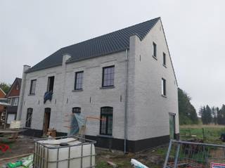 <p><span>Prachtige nieuwbouwwoning van 190 m² op zuid-oost gerichte grond (500 m²)</span></p><p><span>Ontdek deze stijlvolle, energiezuinige woning in lichte gevelsteen met zwarte pannen en strakke zwarte PVC-ramen – een moderne uitstraling in een rustige, groene omgeving.</span></p><p><span>De woning is goed gelegen, ideaal voor wie op zoek is naar rust, ruimte en comfort in een halfopen bebouwing.</span></p><p><span>Indeling</span></p><ul><li><span>Gelijkvloers (70 m²):</span></li><li><span>Inkomhal met apart toilet</span></li><li><span>Ruime, lichtrijke leefruimte van 43 m²</span></li><li><span>Luxe open keuken met kwalitatieve afwerking</span></li><li><span>Aparte berging/wasplaats</span></li><li><span>Verdieping (70 m²):</span></li></ul><p><span>Nachthal</span></p><ul><li><span>Drie ruime slaapkamers</span></li><li><span>Luxe badkamer met ligbad, inloopdouche, dubbel lavabomeubel en apart toilet</span></li></ul><p><span>Zolderverdieping:</span></p><ul><li><span>Overloop, technische ruimte</span></li><li><span>Mogelijkheid tot één grote of twee extra slaapkamers → in totaal vijf slaapkamers, ideaal voor een groot gezin!</span></li></ul><p><span>Comfort & Afwerking</span></p><p><span>Verwarming via warmtepomp, ook voorzien op de slaapkamers</span></p><p><span>Volledig afgewerkte woning – instapklaar bij oplevering</span></p><p><span>De tuin wordt ingezaaid, en de oprit en een terras van 15m² worden eveneens aangelegd.</span></p><p><span> </span></p><p><span> </span></p>