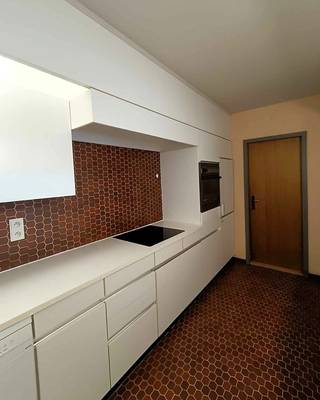Prachtig gelegen appartement op het 6de verdiep, centrum Waregem, op wandelafstand van het Pand, met prachtig panoramisch zicht, omvattende o.a...