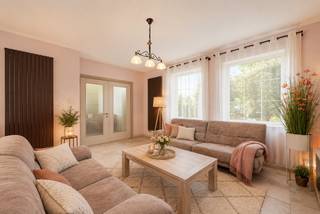 Roeselare- Beitem :Karaktervolle gezinsvilla met <strong>verrassend veel ruimte</strong> en hedendaags wooncomfort<br /><br />Bent u op zoek naar een woning waar ruimte, comfort en een rustige ligging perfect samenkomen? Dan zal deze <strong>verzorgde villa</strong> in Beitem u ongetwijfeld verrassen. Met maar liefst 270 m² bewoonbare oppervlakte, 5<strong> tot 6 slaapkamers</strong> en een zonnige tuin vormt deze eigendom de ideale thuisbasis voor grote gezinnen, thuiswerkers of iedereen die graag royaal woont.<br /><br />Achter de verzorgde gevel schuilt een woning die volledig klaar is voor haar volgende bewoners. De inkomhal verwelkomt u in een <strong>sfeervolle leefruimte waar grote raampartijen</strong> zorgen voor een aangename lichtinval en een open gevoel. De aansluitende keuken vormt het hart van de woning en kijkt uit op de mooi aangelegde tuin, waardoor binnen en buiten naadloos in elkaar overvloeien.<br />Praktisch comfort ontbreekt nergens. Op het gelijkvloers beschikt u over een ruime garage en een volledig uitgeruste wasruimte, terwijl de verdiepingen plaats bieden aan een uitzonderlijk aantal kamers. <strong>Vier volwaardige slaapkamers </strong>bevinden zich op de eerste verdieping, aangevuld met een <strong>dressing</strong> en een comfortabele badkamer met bad, douche en afzonderlijk toilet. De bovenste verdieping biedt nog <strong>twee extra</strong> ruimtes die flexibel kunnen worden ingericht als slaapkamer, bureau, speelkamer of hobbyruimte.<br /><br />Ook buiten is het genieten. De onderhoudsvriendelijke tuin nodigt uit tot ontspannen momenten in alle privacy, terwijl de ruime oprit plaats biedt aan meerdere voertuigen.<br /><br /><u><strong>Waarom deze woning het verschil maakt?</strong></u><br />✔ Perceel van 683 m²<br />✔ 270 m² bewoonbare oppervlakte<br />✔ 5 à 6 slaapkamers<br />✔ Energiezuinig met EPC 115<br />✔ Driedubbele beglazing<br />✔ Conforme elektrische installatie<br />✔ Ventilatiesysteem C<br />✔ Twee regenwaterputten van telkens 7.500 liter<br />✔ Ruime garage en oprit voor minstens vier wagens<br />✔ Instapklaar en uitstekend onderhouden<br /><br />Gelegen op een strategische locatie nabij het centrum van Beitem en op slechts enkele minuten van Roeselare, combineert deze woning een vlotte bereikbaarheid met een aangename woonomgeving.<br />Een eigendom die niet alleen veel ruimte biedt, maar ook toekomstgericht comfort en energiezuinig wonen. Ontdek zelf het potentieel van deze prachtige villa tijdens een bezoek. Bel ons op het nummer 051/62 40 40 <br /><br />