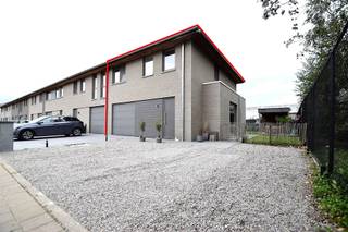 <p><span>Recente woning rustig gelegen op het einde van een doodlopende straat. </span></p><p><span> </span></p><p><span>De woning is ingedeeld als volgt:</span></p><p><span> </span></p><p><span>Inkom met vestiaire en gastentoilet, ruime lichtrijke leefruimte met open keuken (volledig uitgerust met eiland), garage, 3 slaapkamers, badkamer (inloopdouche, toilet, dubbele lavabo en ligbad) en een vaste trap naar de zolder die ingericht is als 4de slaapkamer/master bedroom. </span></p><p><span> </span></p><p><span>Bovendien beschikt de woning over een aangename tuin met terras, tuinhuis en uitweg langs de zijkant. </span></p><p><span> </span></p><p><span>Oprit met parkeergelegenheid voor 3 wagens. </span></p><p><span> </span></p><p><span>Bij interesse kunt u via volgende link uw huurdersprofiel aanmaken: <span>https://clee.be/nl/app/kandidaat-stellen/0476526158/1c967260-1b09-ef11-aaf0-002248894493</span></span></p>