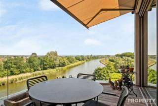 <p><span>Penthouse très spacieux et exclusif avec des vues inestimables. Cet appartement se caractérise par des finitions de haute qualité et beaucoup d'espace. Il y a un hall d'entrée spacieux qui mène à un espace de vie spacieux et lumineux avec une cuisine ouverte. Il y a deux terrasses spacieuses, l'une à l'avant et l'autre à l'arrière, toutes deux offrant des vues imprenables. En outre, le penthouse dispose de deux pièces de rangement pratiques, l'une avec une buanderie et l'autre avec une salle de lavage. Trois chambres de taille normale et un dressing avec accès à la terrasse.</span></p><p><span>En bref, un bien unique de grande qualité. Si vous êtes intéressé par un rendez-vous, veuillez appeler le 056/96.08.00 pour un rendez-vous ou envoyer un e-mail à info@property-vastgoed.be</span></p>