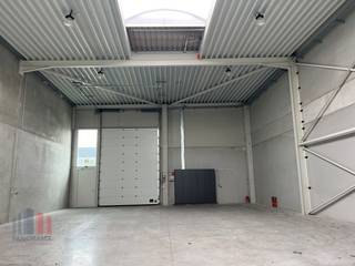 Fantastique emplacement pour votre PME, nouvelles unité de 324 m² avec mezzanine de 108 m² à louer à l'entrée de Bruxelles, à 50 m de la sortie R0...